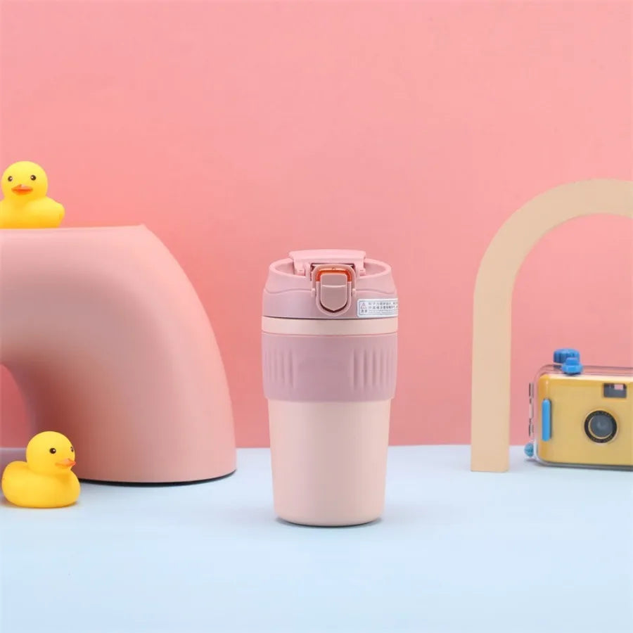 Double-wall vacuum straw insulated water bottle with portable snap-on lid for men and women, suitable for outdoor use.